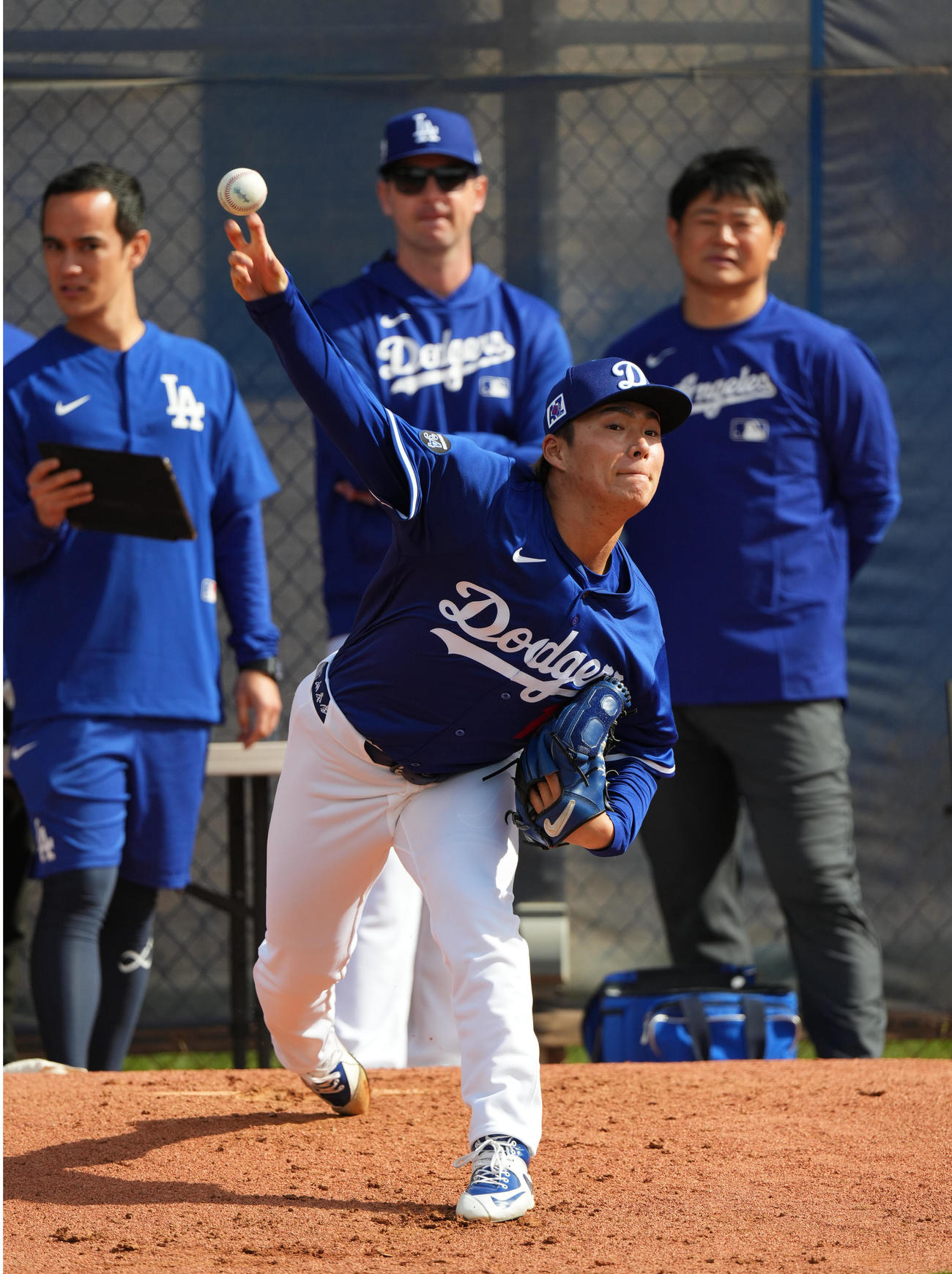 ブルペンで投球練習をするドジャース山本（撮影・菅敏）