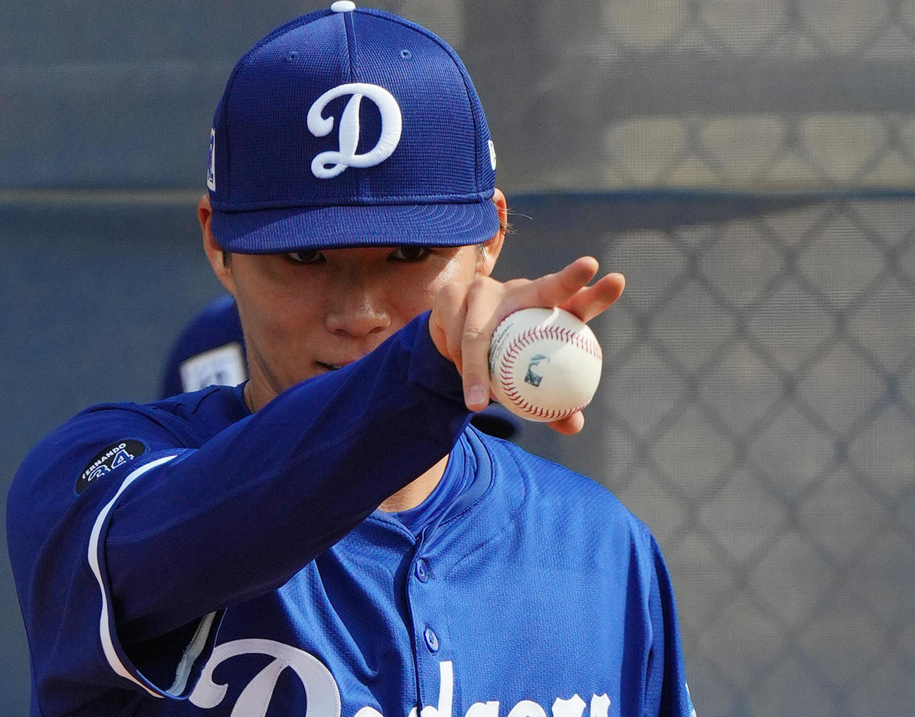 ブルペンで投球練習をするドジャース山本は、捕手に向かってポーズをとる（撮影・菅敏）