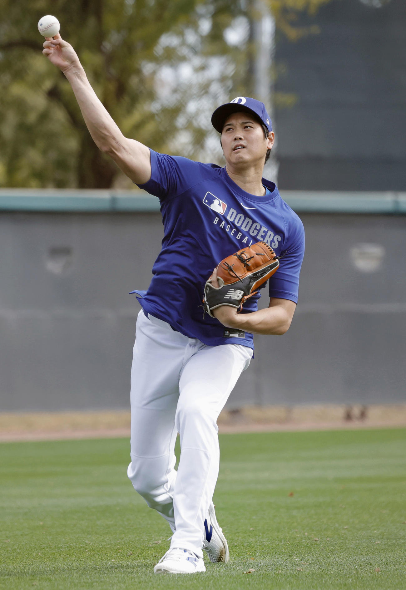 11日、キャッチボールするドジャース大谷（共同）