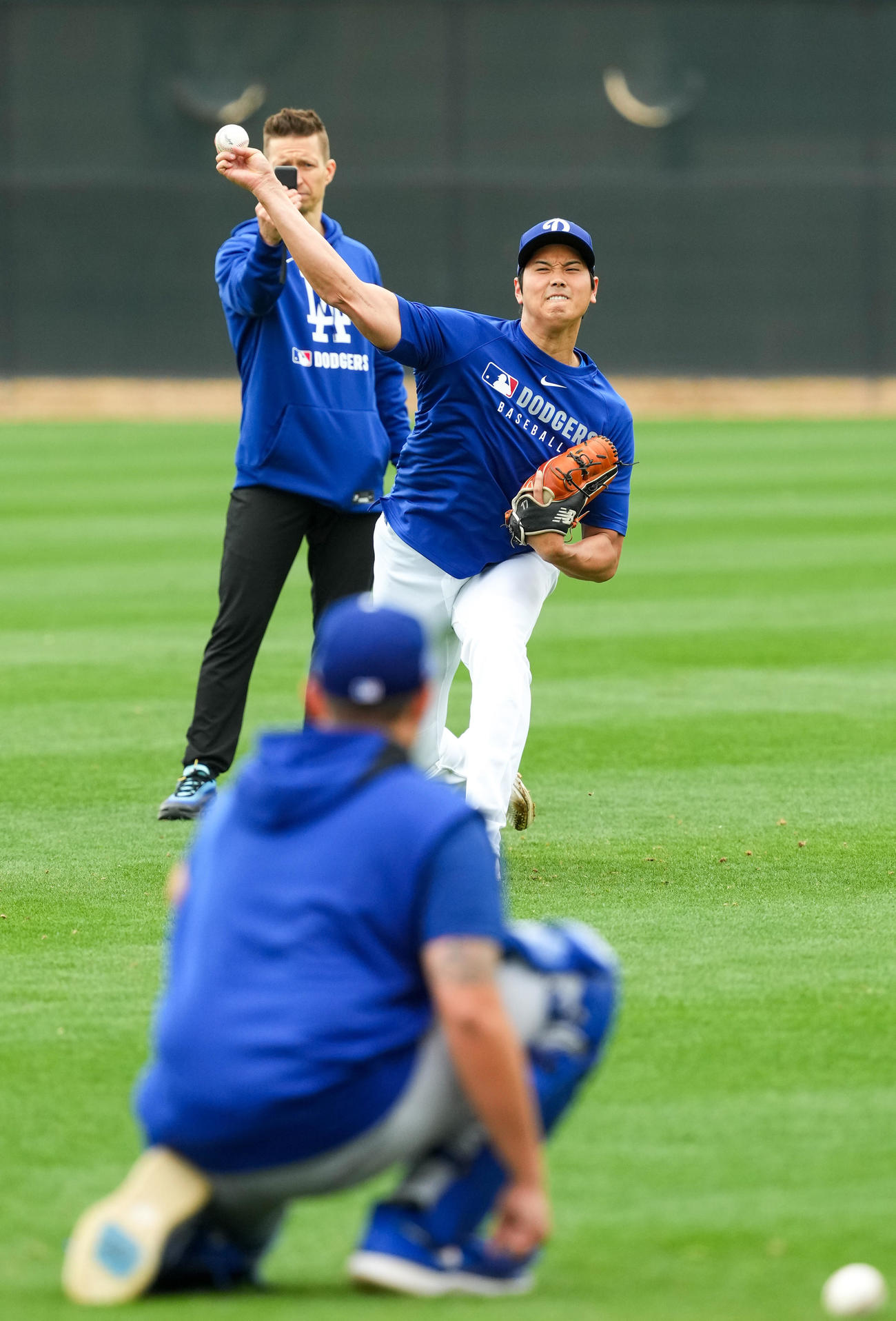 ドジャース春季キャンプ　相手を座らせて強めのキャッチボールをするドジャース大谷（撮影・菅敏）