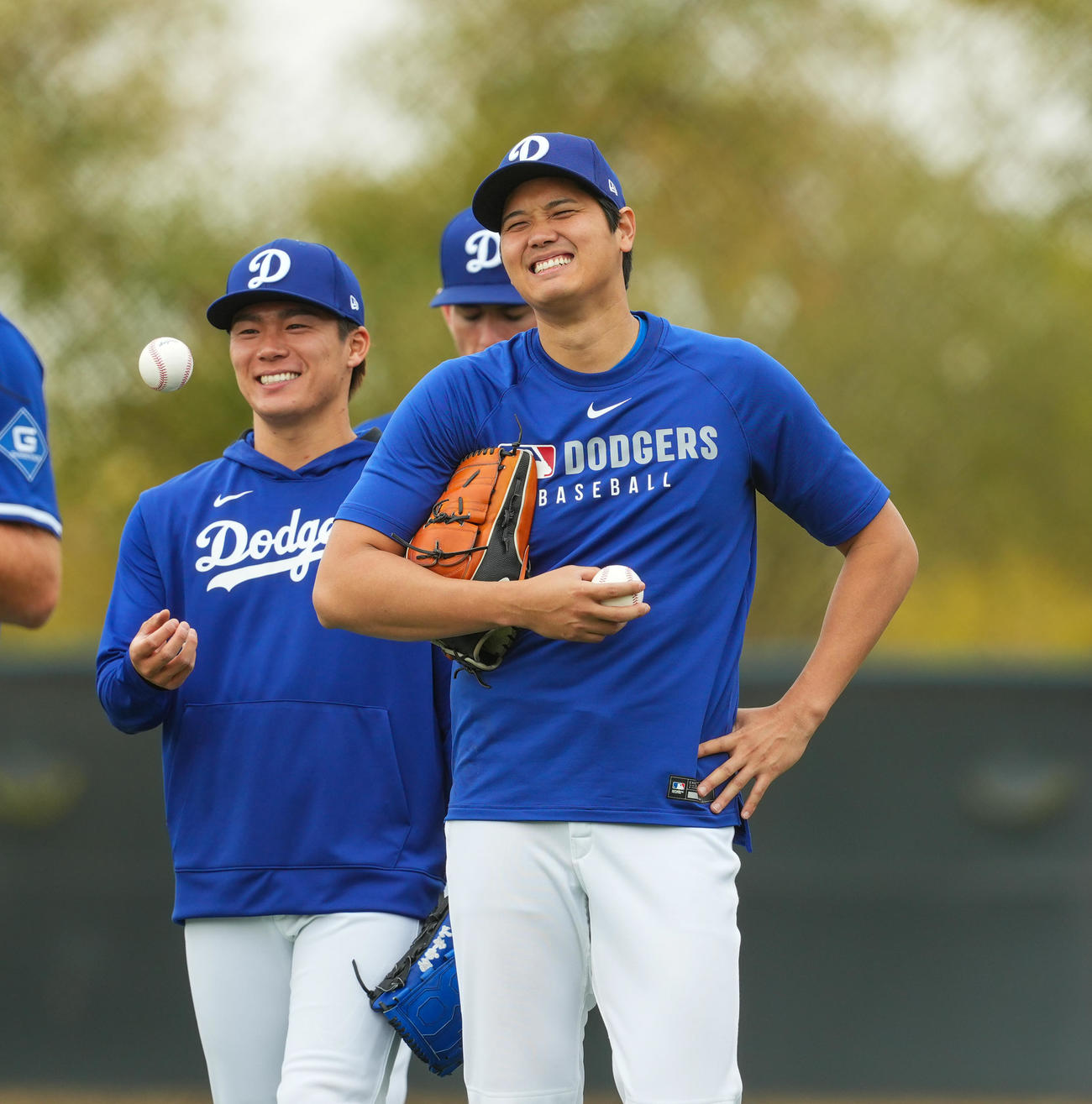 ドジャース春季キャンプ　笑顔で練習をするドジャース大谷と山本（左）（撮影・菅敏）