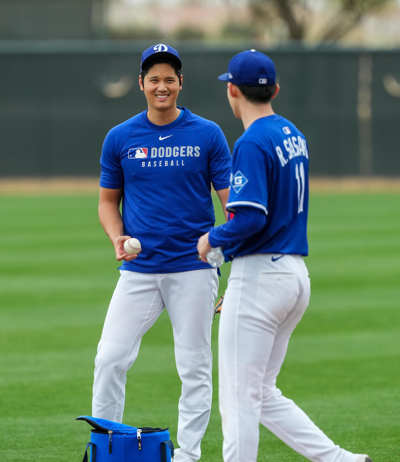 ドジャース春季キャンプ　ブルペンでの投球練習を終えた佐々木（右）に話しかけるドジャース大谷（撮影・菅敏）