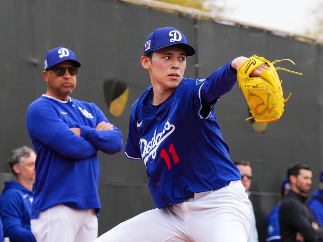 ドジャース春季キャンプ　デーブ・ロバーツ監督（左から2人目）が見守る中、ブルペンで投球練習をするドジャース佐々木（撮影・菅敏）