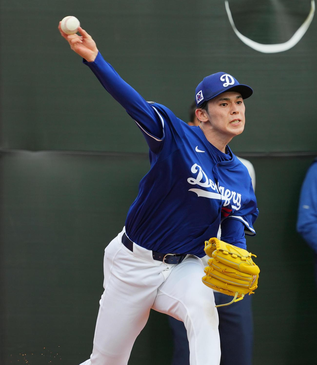 ブルペンで投球練習をするドジャース佐々木（撮影・菅敏）