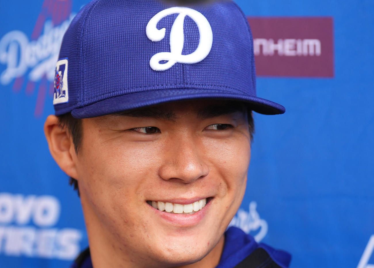 試合後、会見で笑顔を見せるドジャース山本（撮影・菅敏）