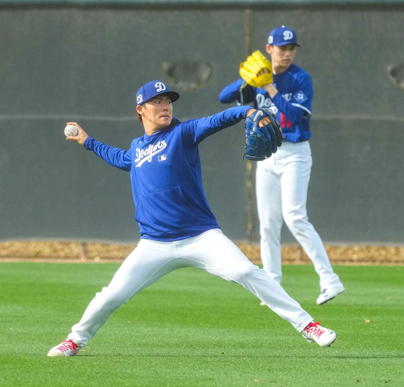 ドジャース春季キャンプ　佐々木（後方）と並んでキャッチボールをするドジャース山本（撮影・菅敏）