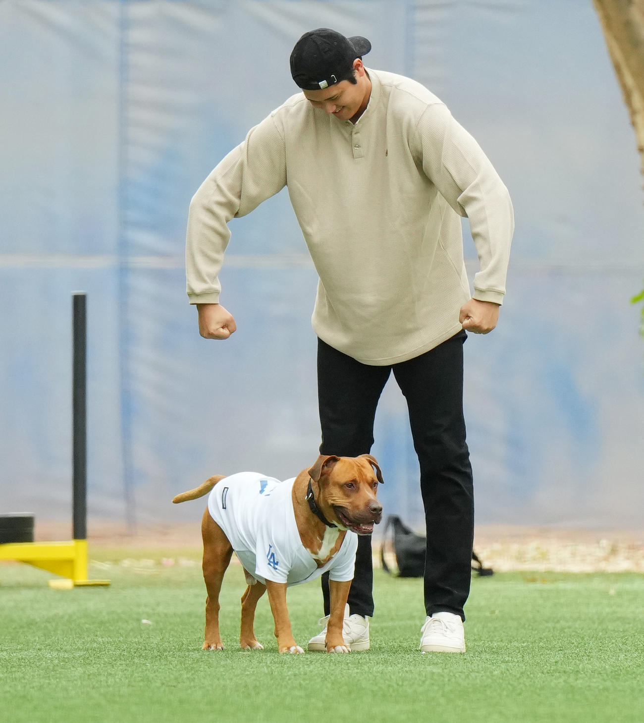 2月9日、キャンプ地で遊ぶ山本の愛犬のモノマネをするドジャース大谷（撮影・菅敏）