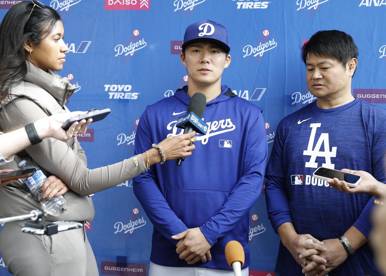 取材に応じる、開幕戦の先発投手に決まった米大リーグ、ドジャースの山本由伸（中央）（共同）