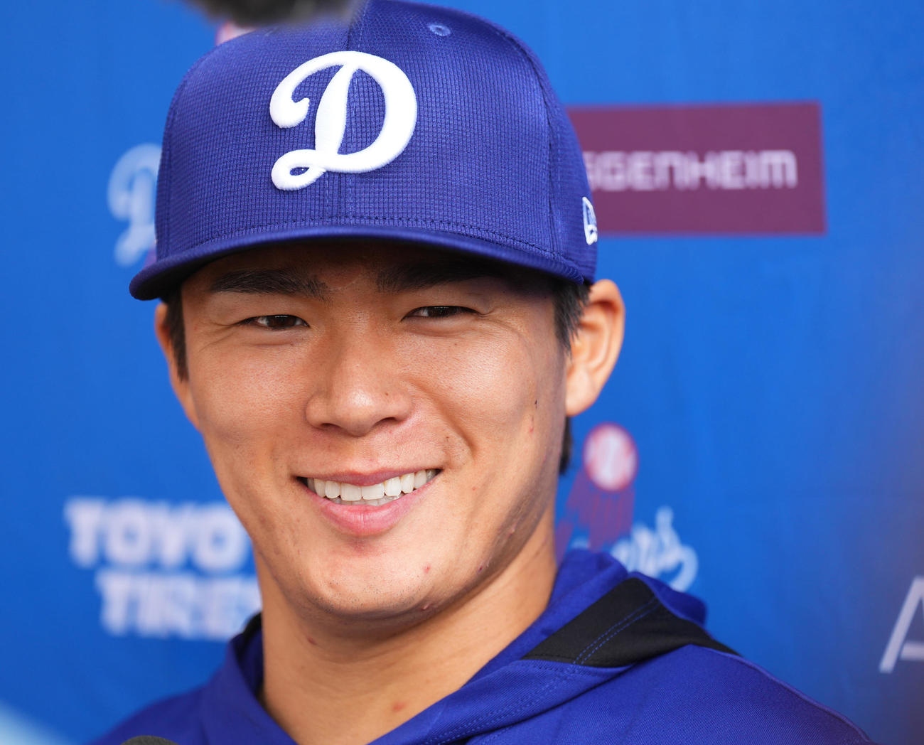 試合後、会見で笑顔を見せるドジャース山本（撮影・菅敏）