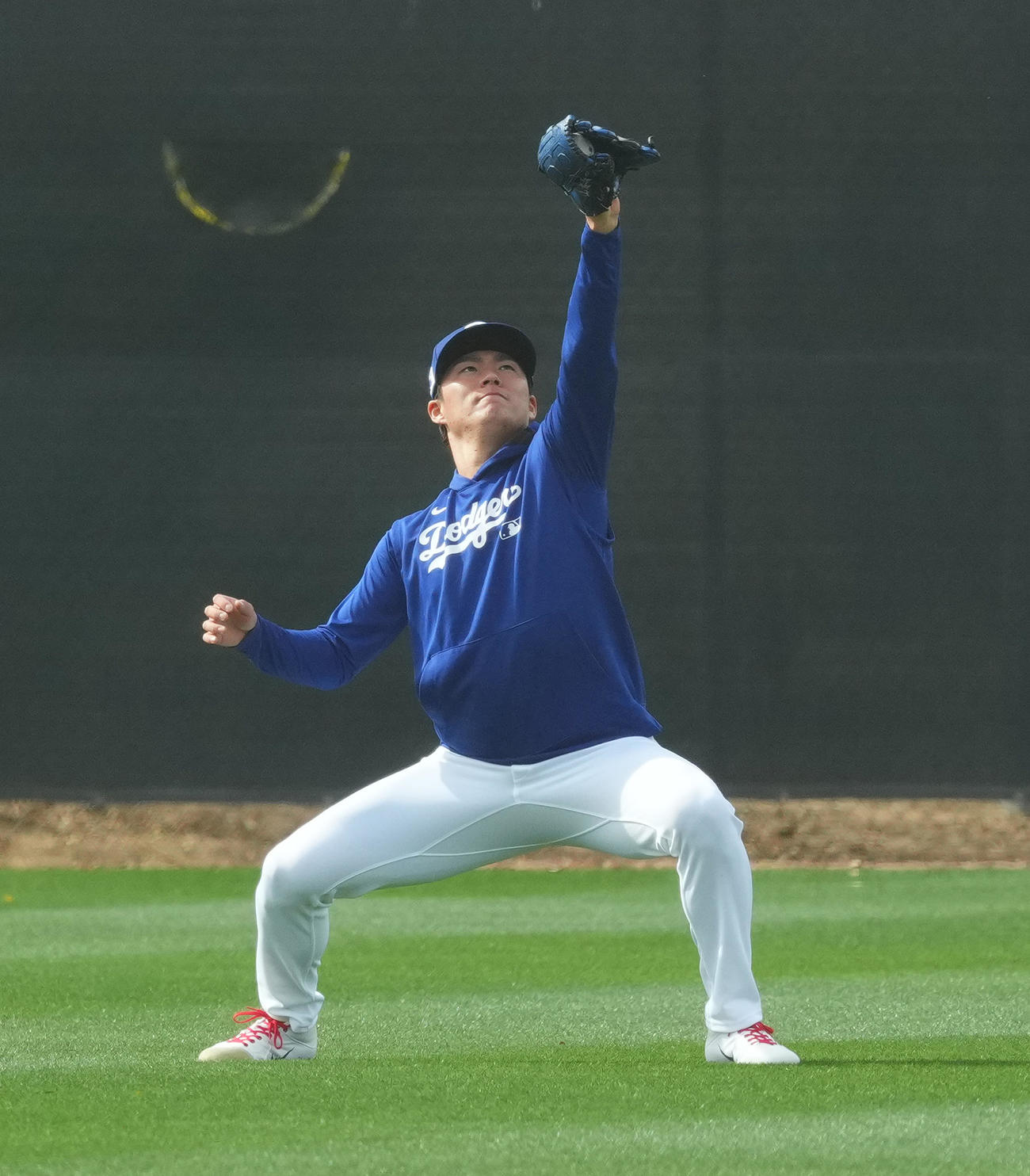 キャッチボールで調整するドジャース山本（撮影・菅敏）