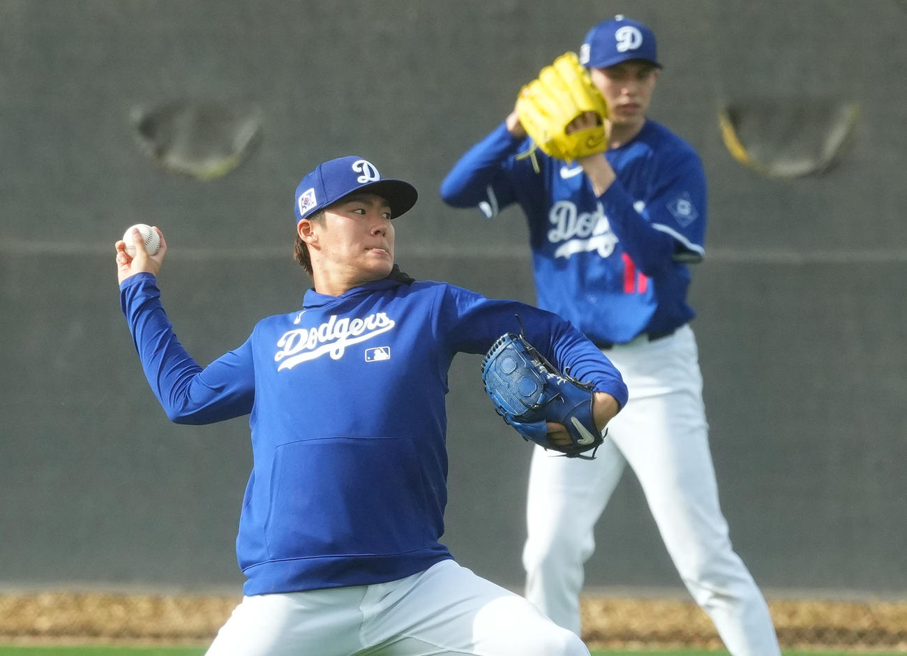 佐々木（後方）と並んでキャッチボールをするドジャース山本（撮影・菅敏）