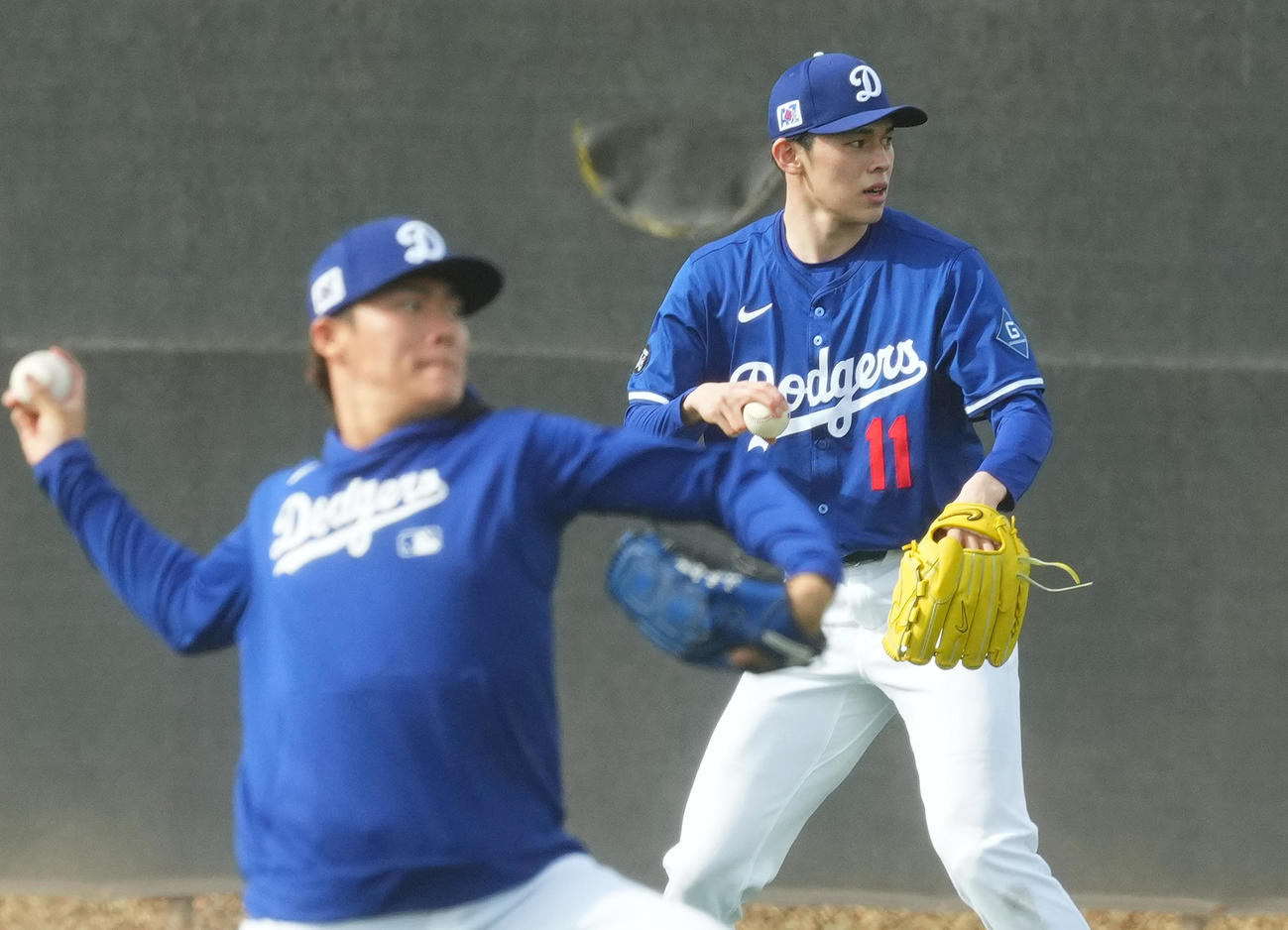 山本（前方）と並んでキャッチボールをするドジャース佐々木（撮影・菅敏）