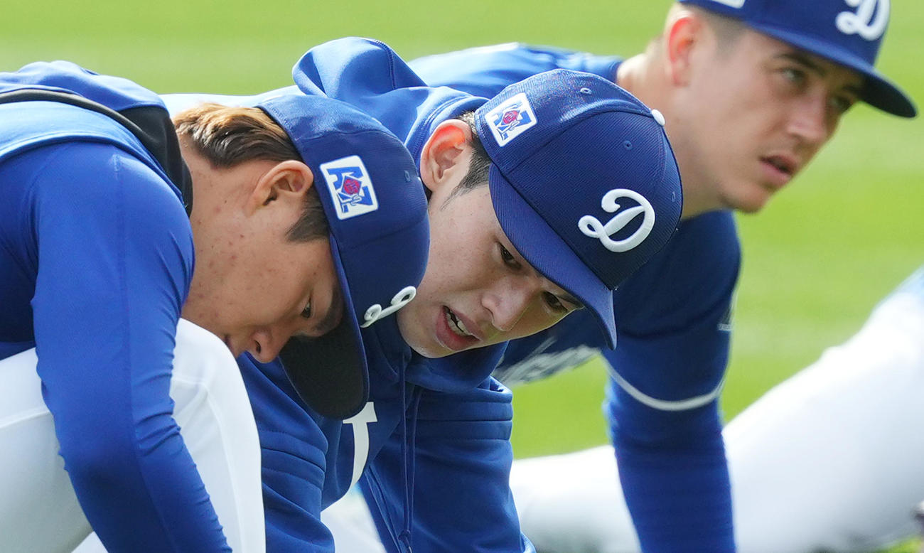 山本（手前）と並んでストレッチをするドジャース佐々木（撮影・菅敏）