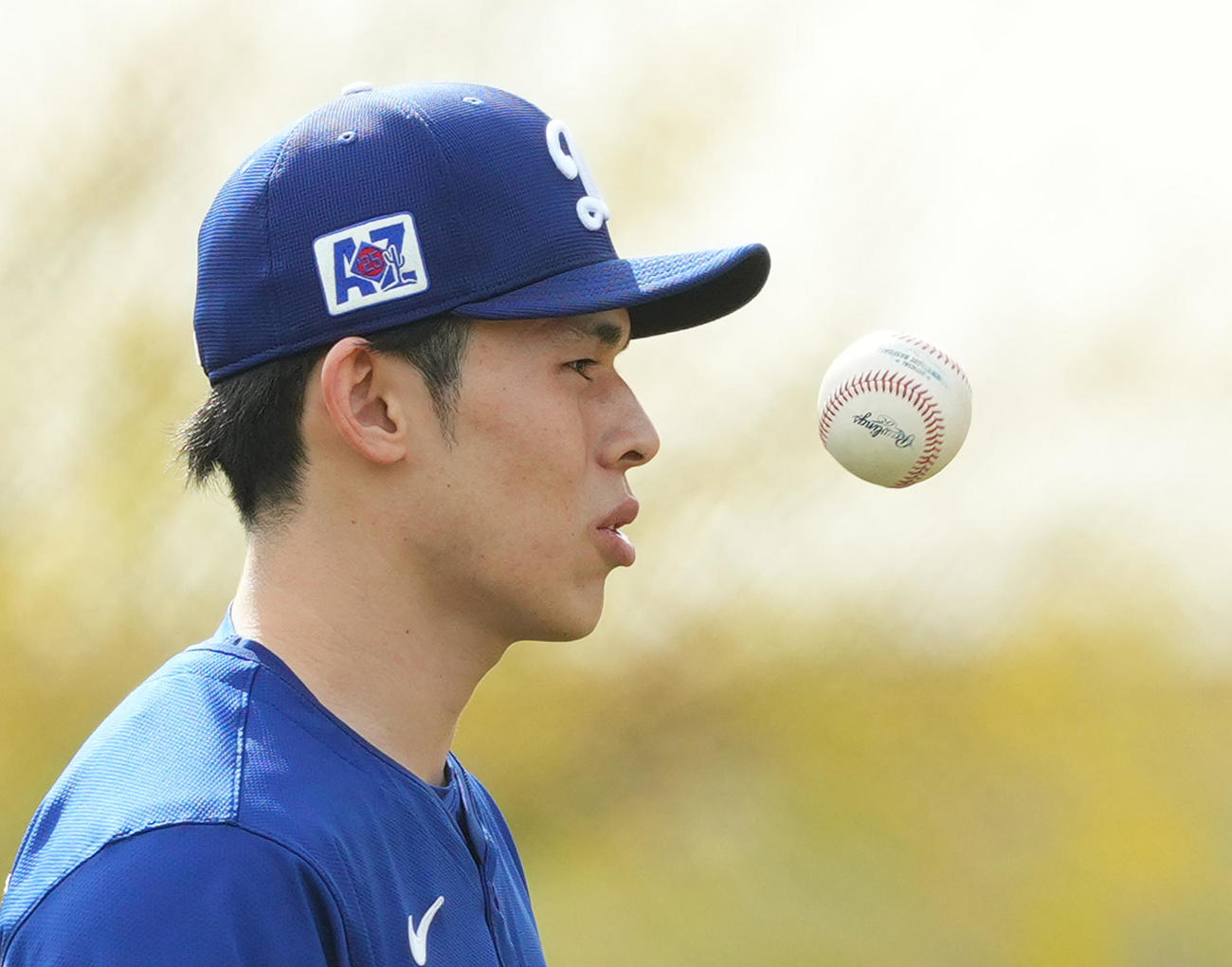 投げたボールを見つめるドジャース佐々木（撮影・菅敏）