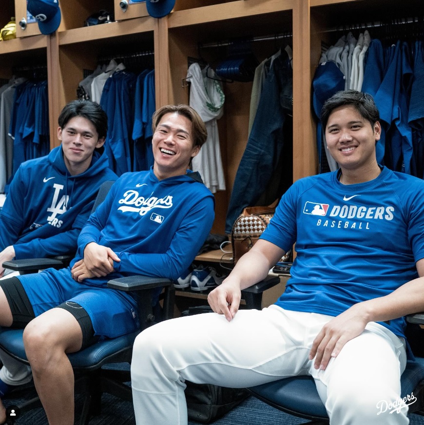 ロッカールームで笑顔を見せる大谷翔平（右）、山本由伸（中央）、佐々木朗希（ドジャースのインスタグラムから）