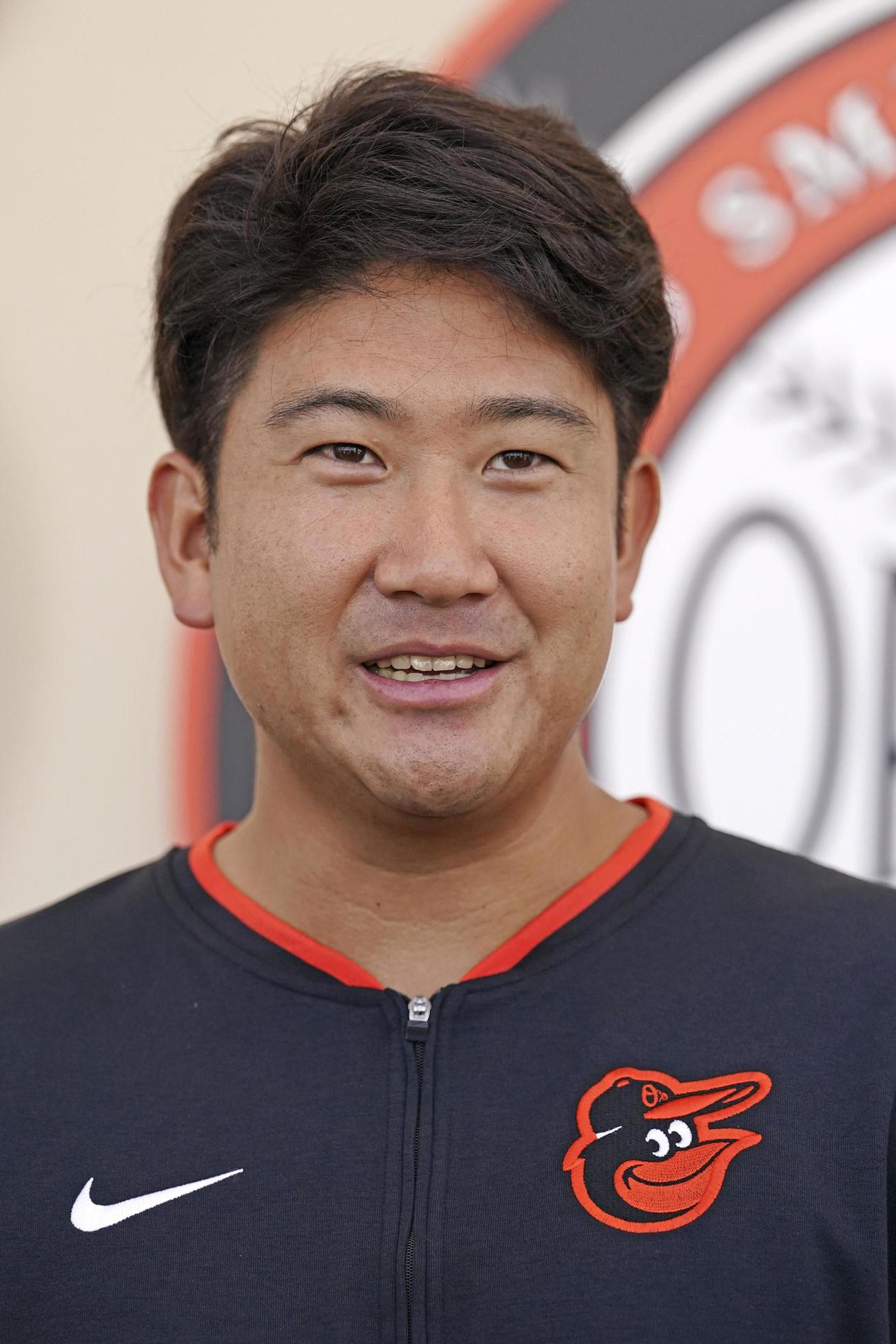 自主練習を終え、取材に応じるオリオールズ・菅野（共同）