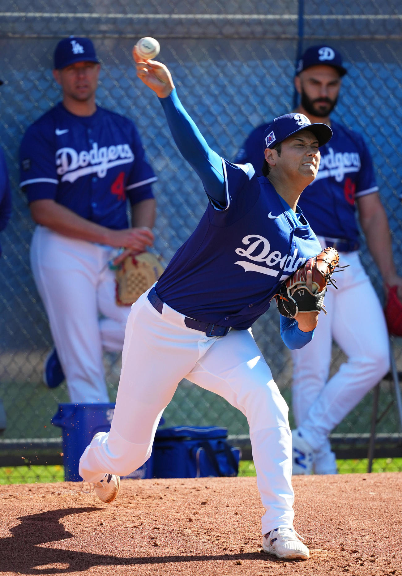 ブルペンで今季初の投球練習をするドジャース大谷（撮影・菅敏）