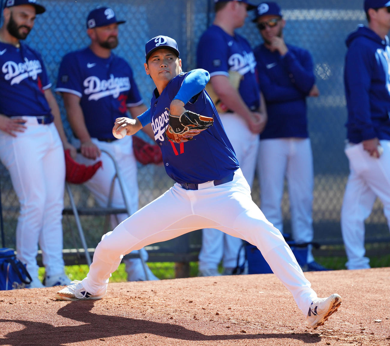 ブルペンで今季初の投球練習をするドジャース大谷（撮影・菅敏）
