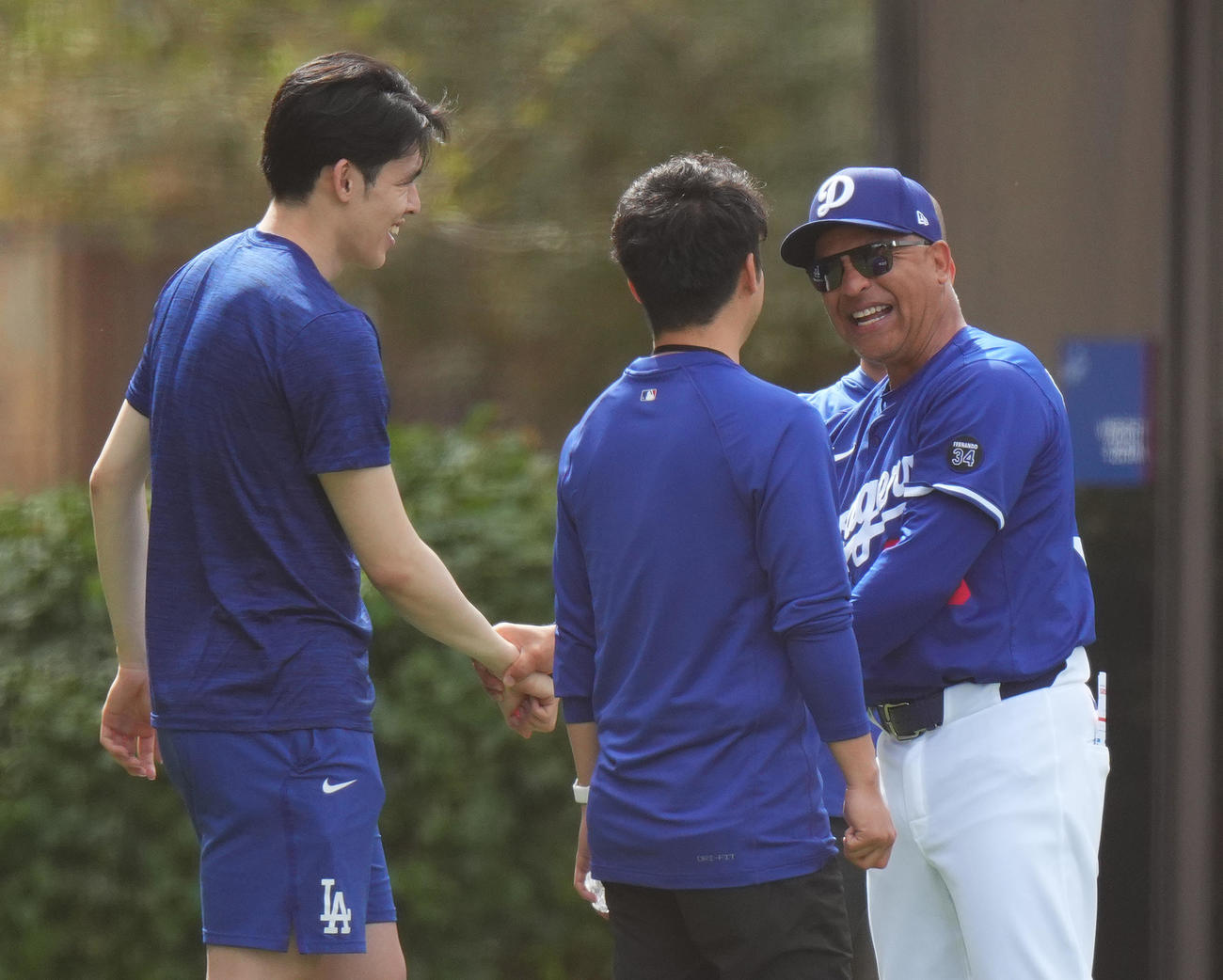 練習後にロバーツ監督（右）と話すドジャース佐々木（撮影・菅敏）
