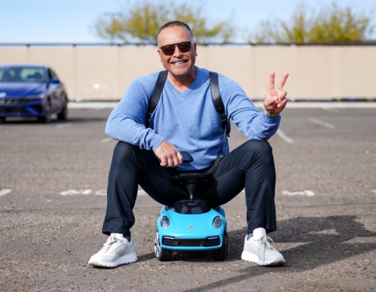 ミニカーにロバーツ監督（ドジャース公式Xから）