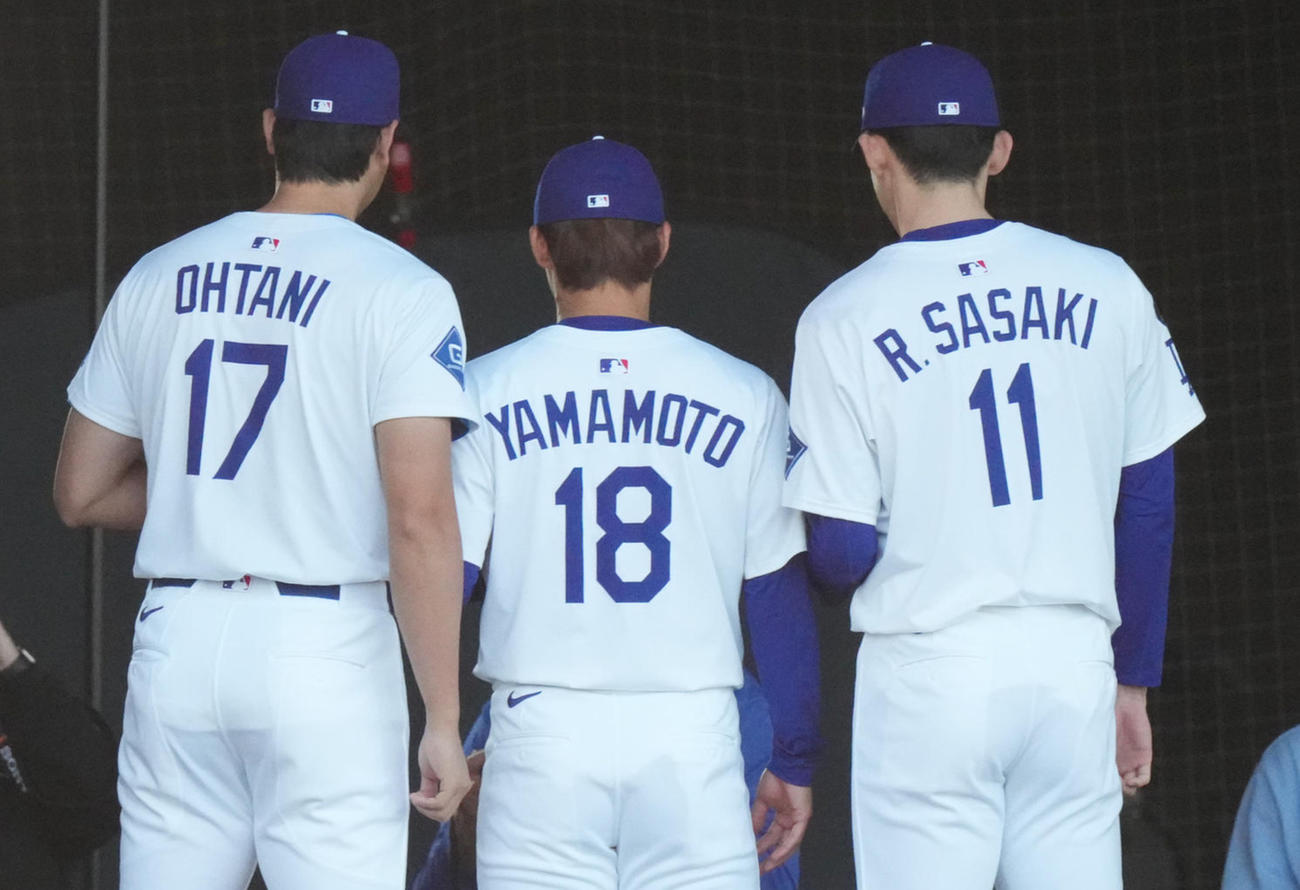 フォトデーで写真に納まる、左からドジャース大谷、山本、佐々木（撮影・菅敏）