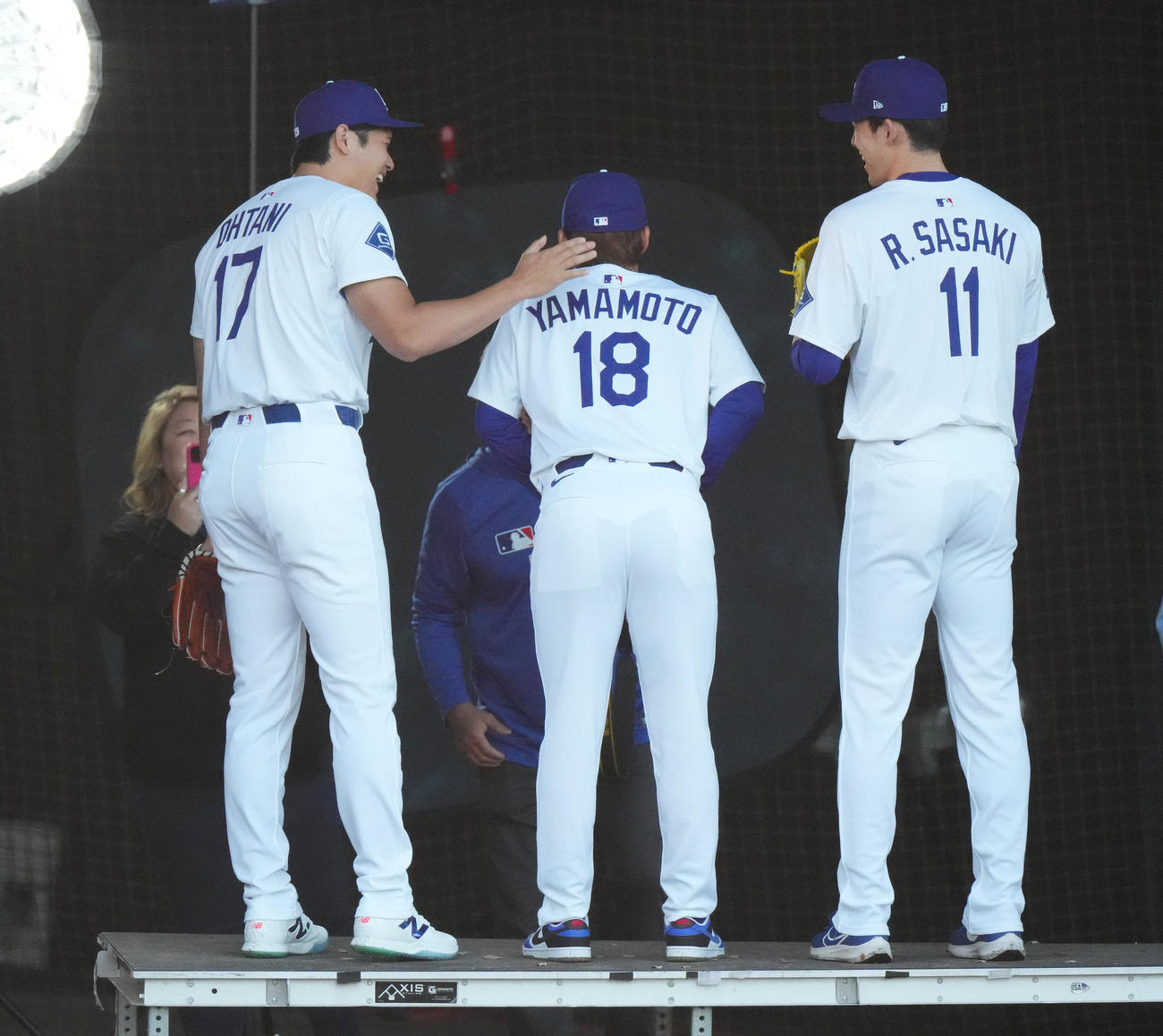 フォトデーで写真に納まる、左からドジャース大谷、山本、佐々木（撮影・菅敏）