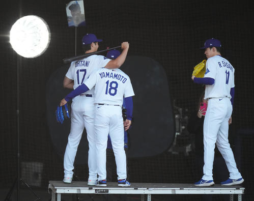フォトデーで写真に納まる、左からドジャース大谷、山本、佐々木（撮影・菅敏）