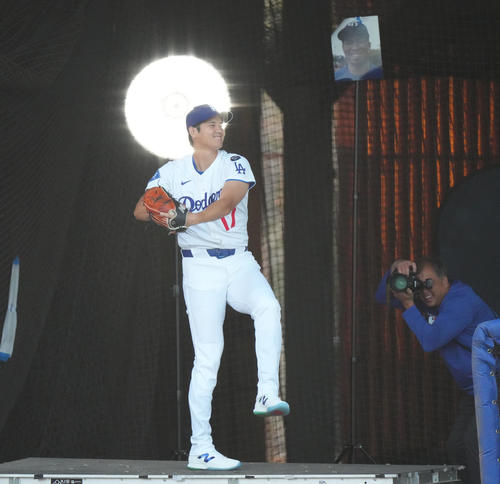 フォトデーで写真に納まるドジャース大谷（撮影・菅敏）