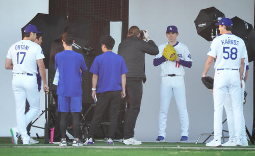 フォトデーで写真に納まるドジャース佐々木。左端は大谷（撮影・菅敏）
