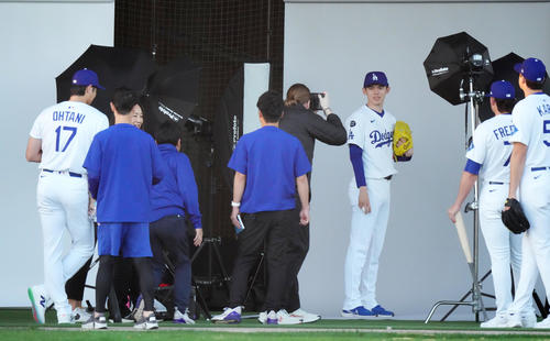 フォトデーで写真に納まるドジャース佐々木。左端は大谷（撮影・菅敏）