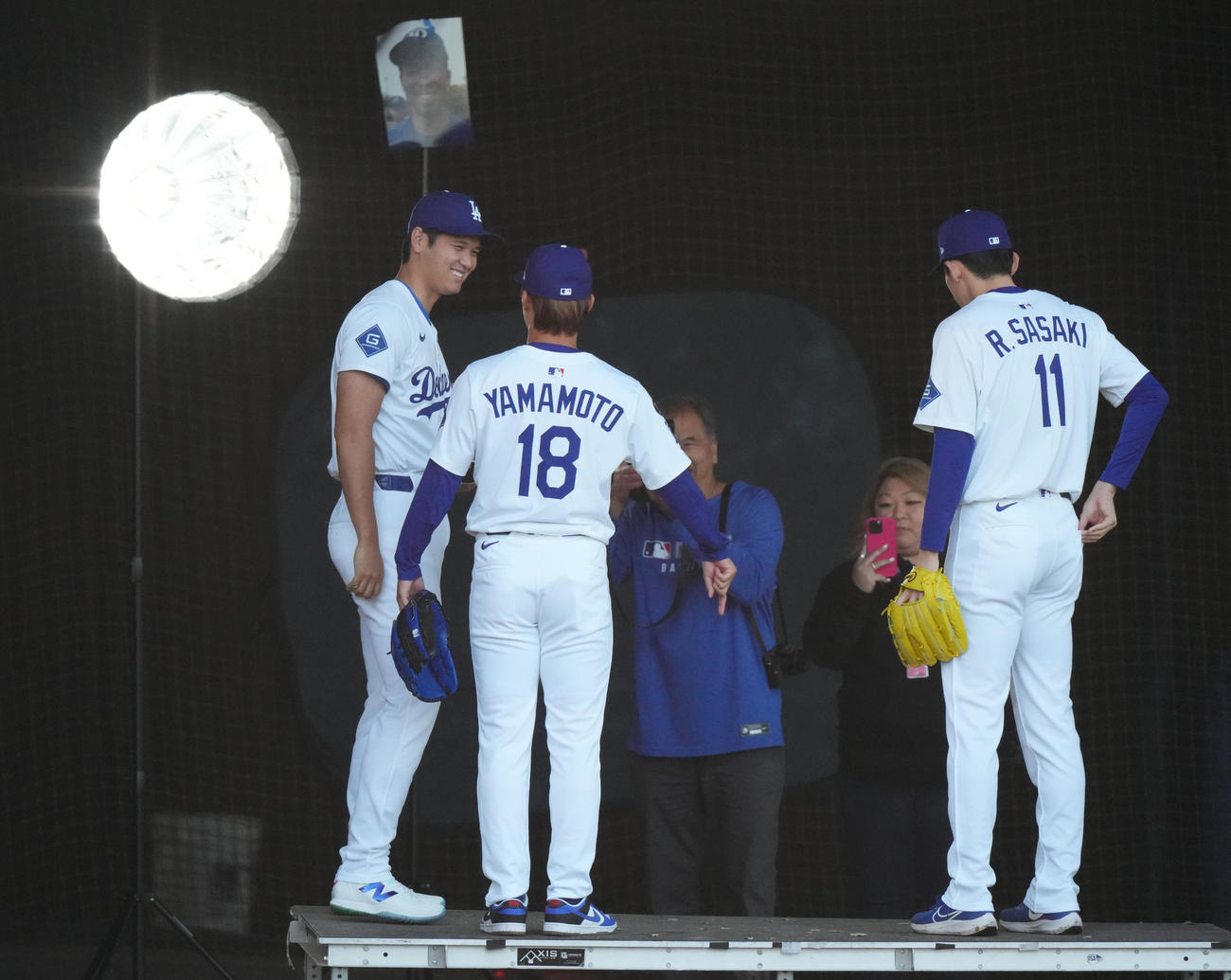 フォトデーで写真に納まる、左からドジャース大谷、山本、佐々木（撮影・菅敏）
