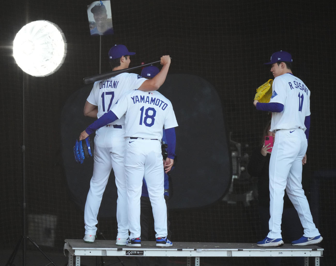 フォトデーで写真に納まる、左からドジャース大谷、山本、佐々木（撮影・菅敏）