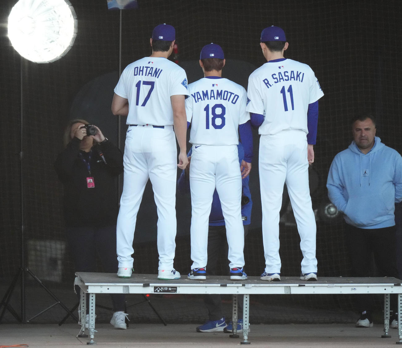 フォトデーで写真に納まる、左からドジャース大谷、山本、佐々木（撮影・菅敏）
