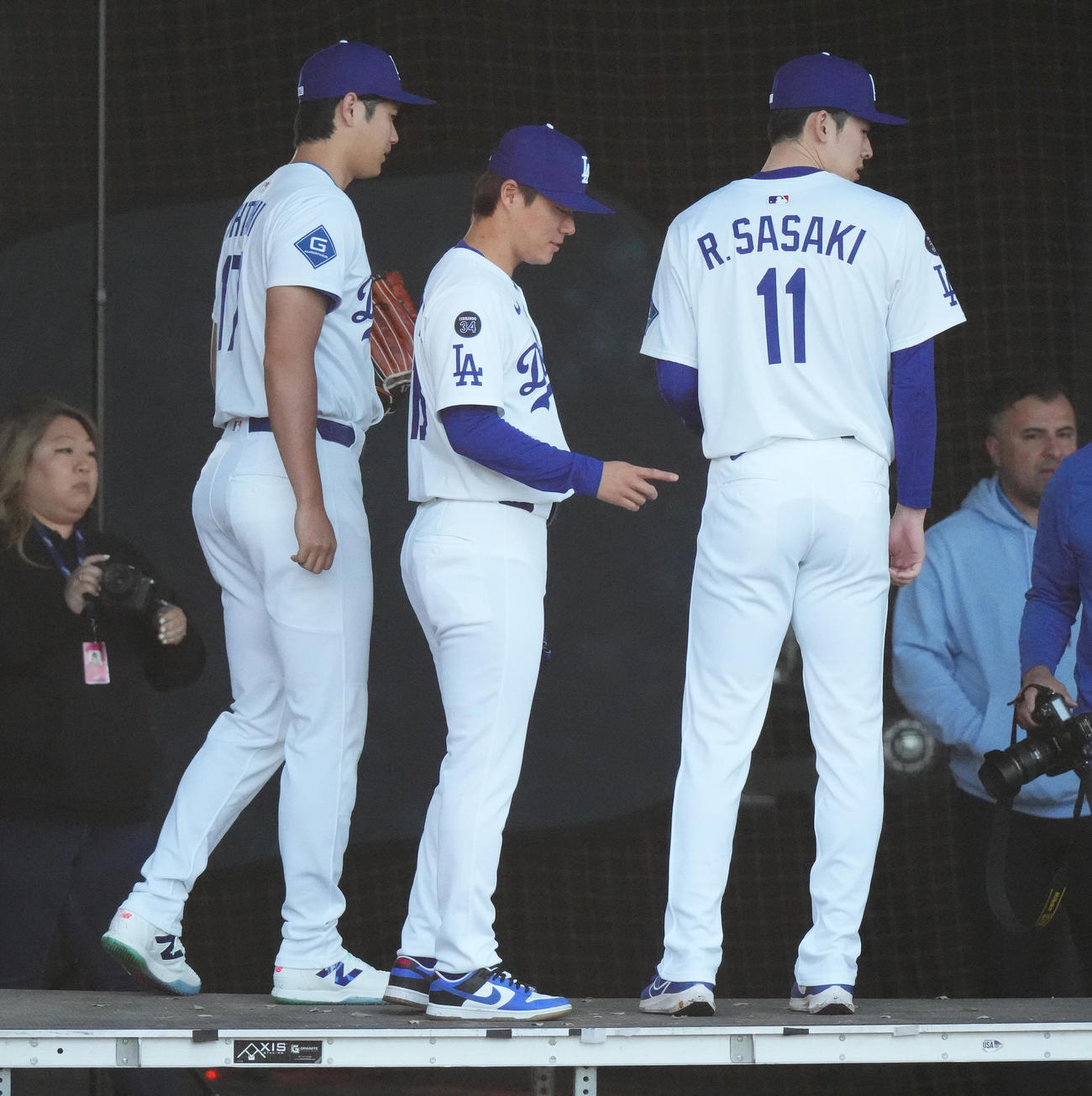 フォトデーでブースを移動する、左からドジャース大谷、山本、佐々木（撮影・菅敏）