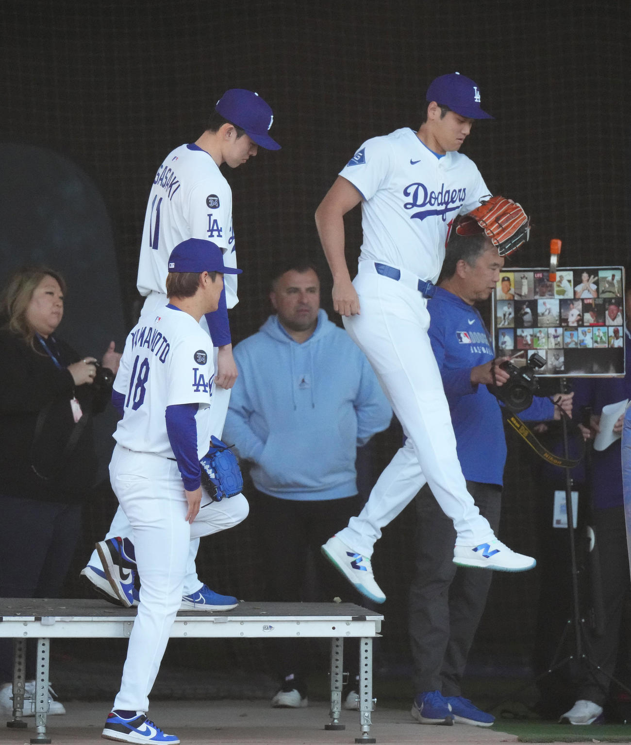 フォトデーでブースを移動する、左からドジャース山本、佐々木、大谷（撮影・菅敏）