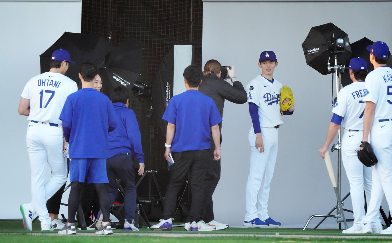 フォトデーで写真に納まるドジャース佐々木。左端は大谷（撮影・菅敏）