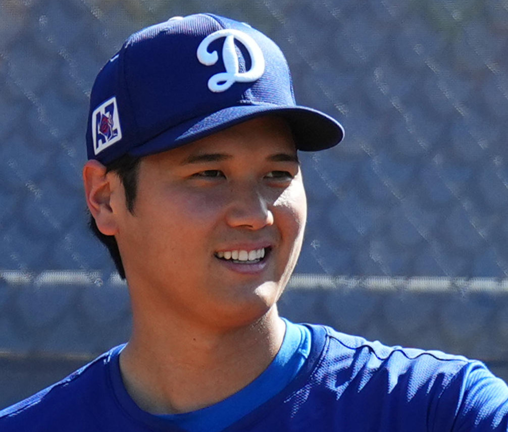 ブルペンで投球練習をするドジャース大谷は、笑顔をを見せる（撮影・菅敏）