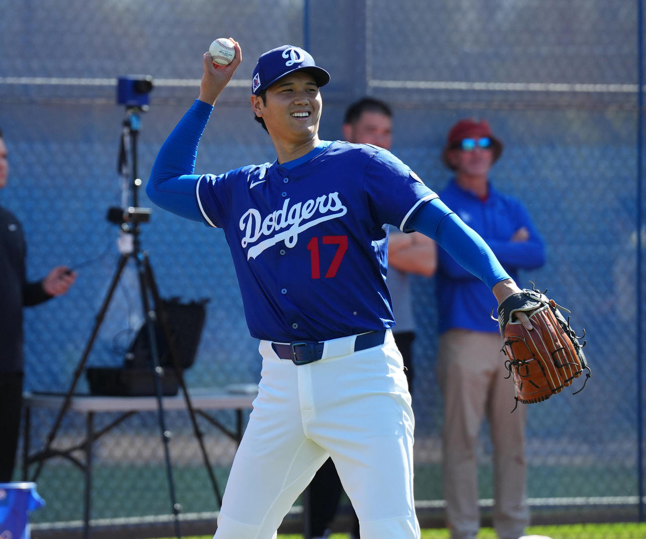 ブルペンで投球練習をするドジャース大谷は、笑顔をを見せる（撮影・菅敏）
