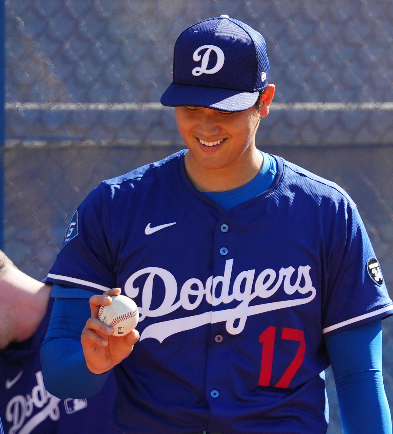 ブルペンで投球練習をするドジャース大谷は、笑顔をを見せる（撮影・菅敏）
