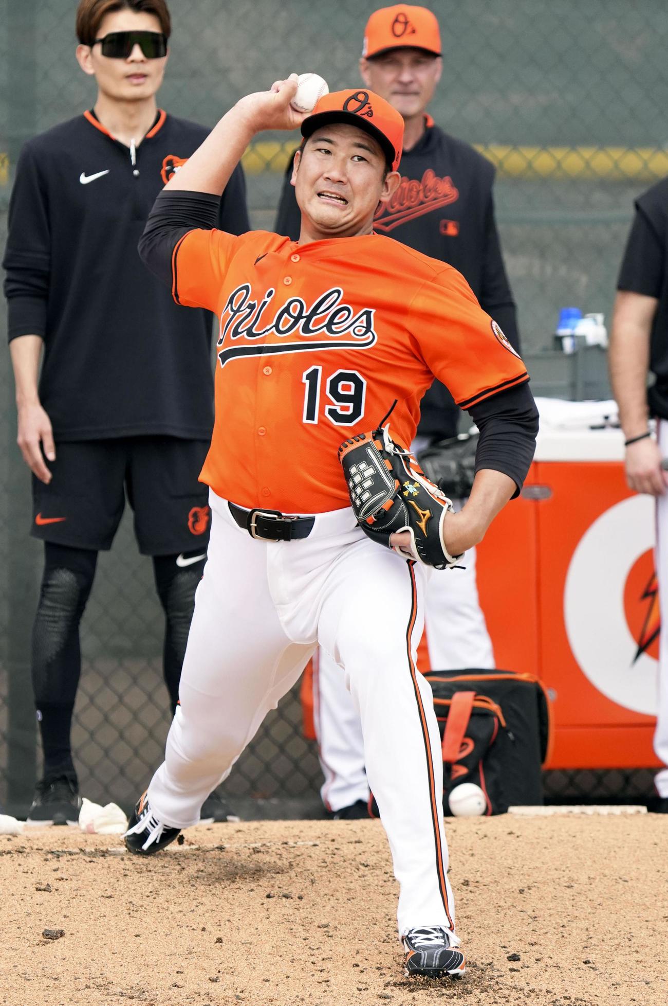 ブルペンで投球するオリオールズ菅野（共同）