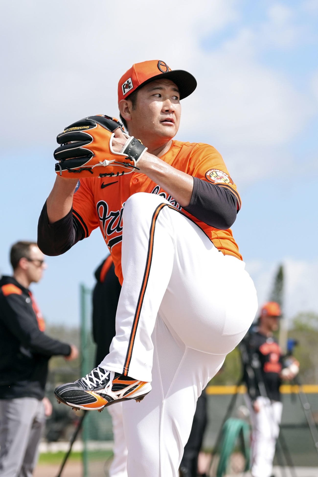 ブルペンで投球するオリオールズ菅野（共同）
