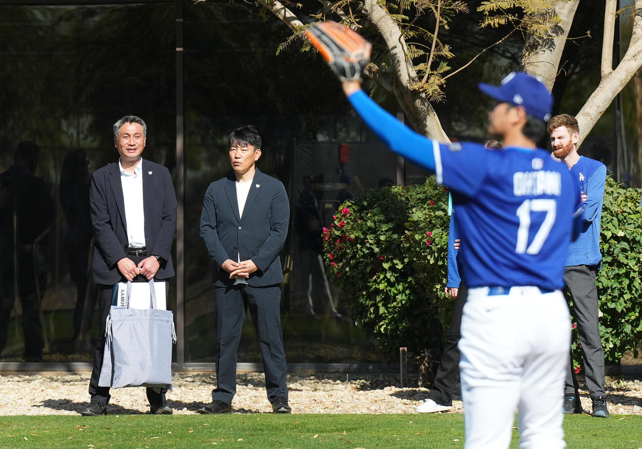キャンプ地を訪れ、投球練習をするドジャース大谷（手前）に視線を送る侍ジャパン井端監督（左から2人目）谷（撮影・菅敏）