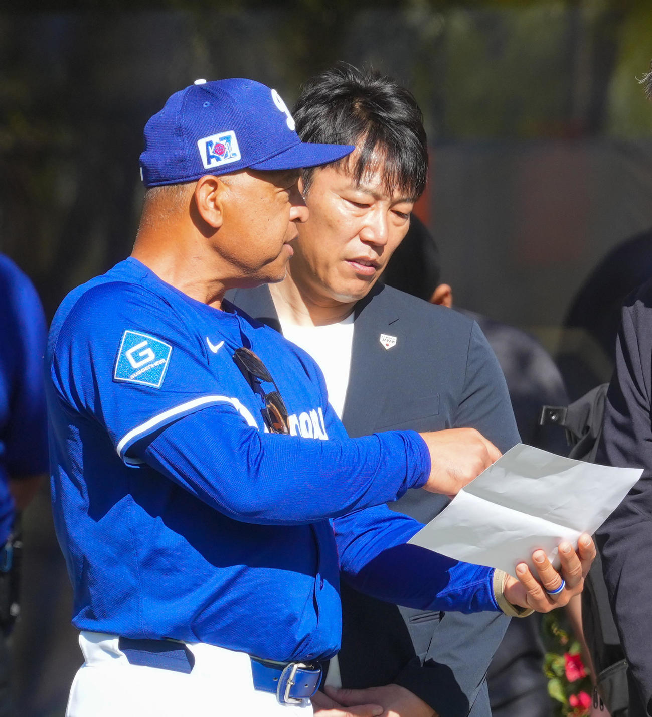 ドジャースのキャンプ地を訪れ、ロバーツ監督（左）と話す侍ジャパン井端監督