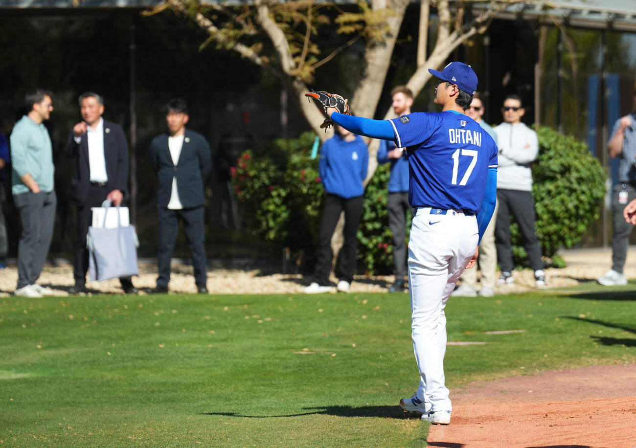 侍ジャパン井端監督（左から3人目）の視線を受けながら投球練習をするドジャース大谷（撮影・菅敏）