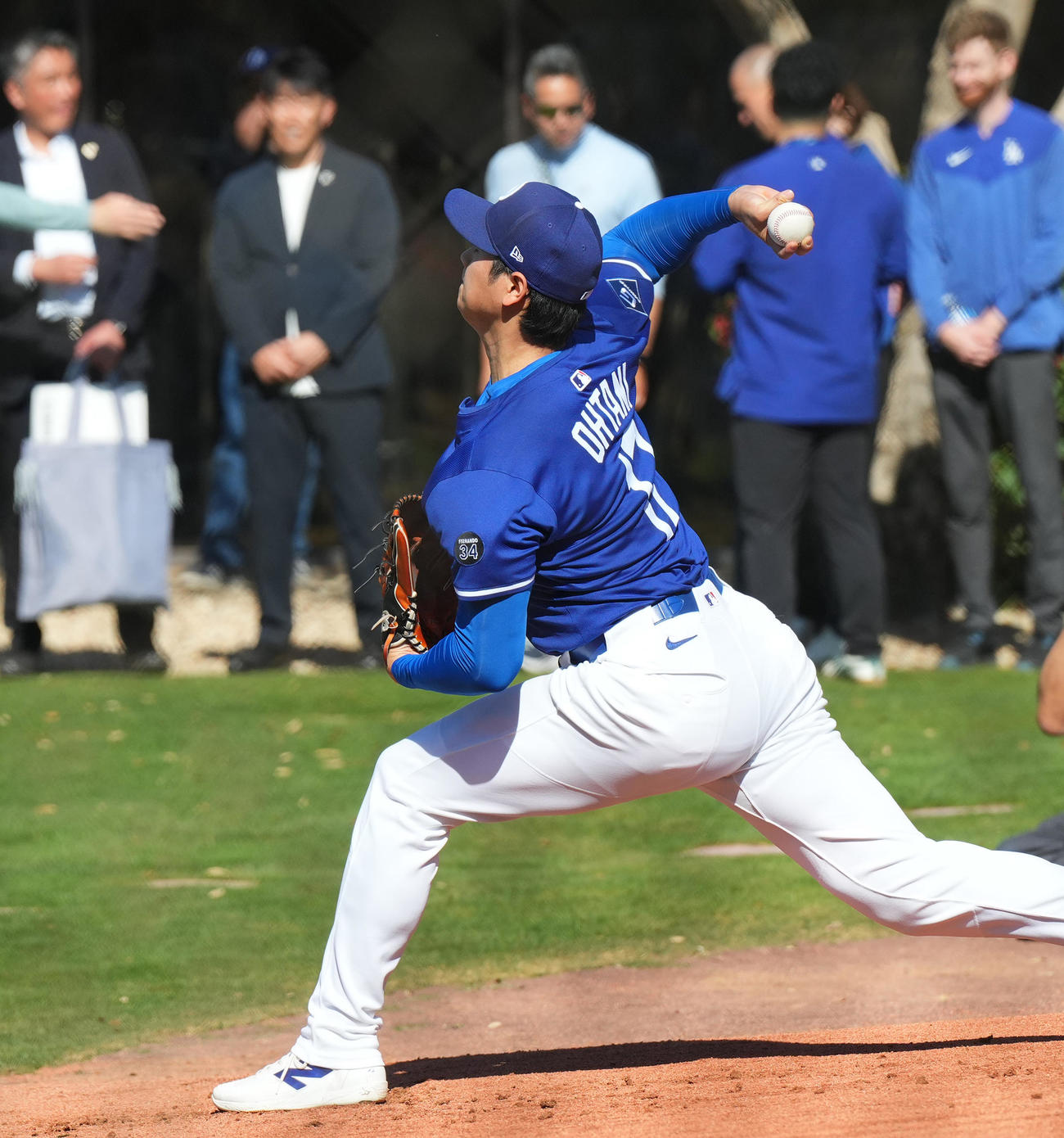 侍ジャパン井端監督（左から2人目）の視線を受けながら投球練習をするドジャース大谷（撮影・菅敏）