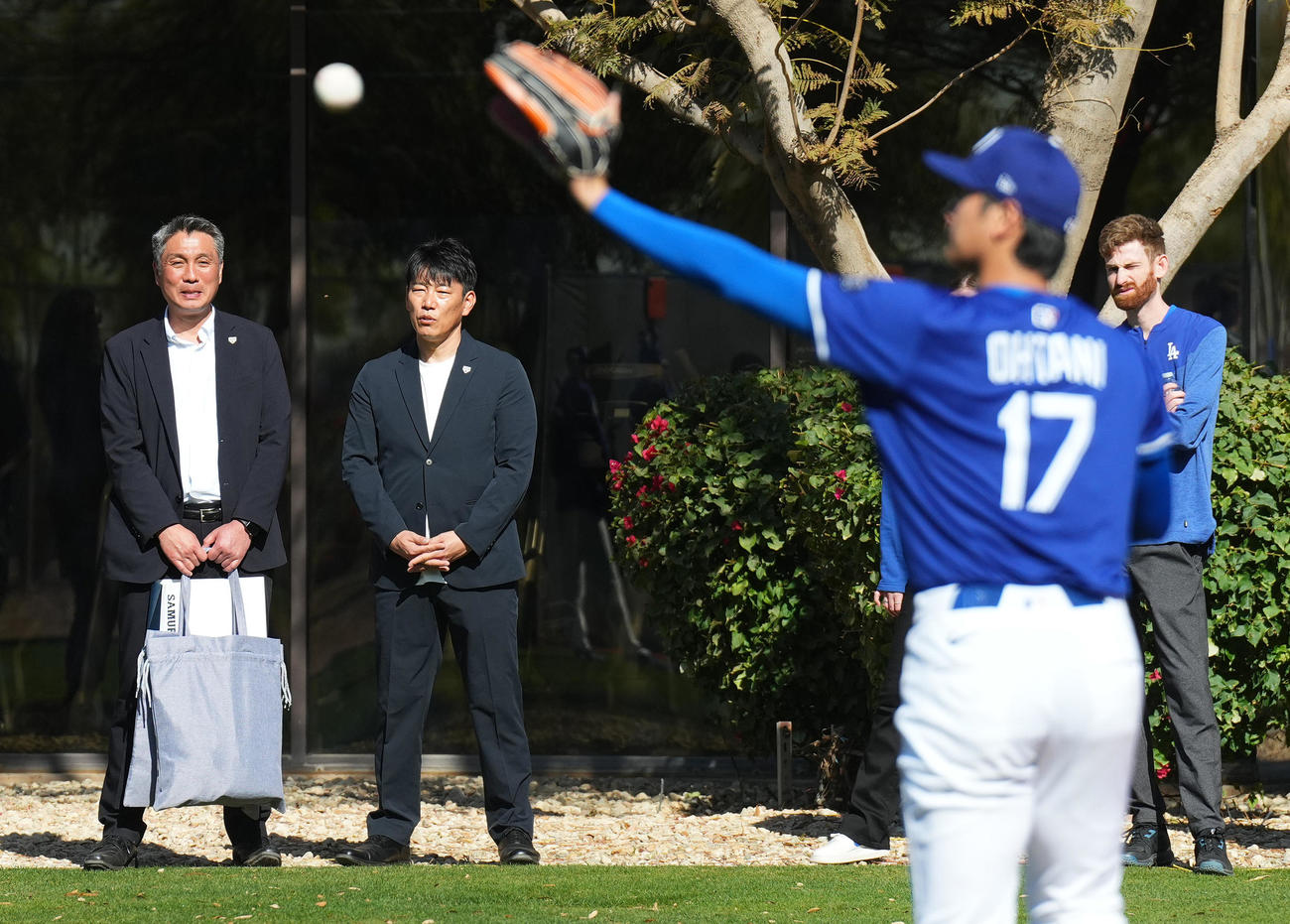 キャンプ地を訪れ、投球練習をするドジャース大谷（手前）に視線を送る侍ジャパン井端監督（左から2人目）谷（撮影・菅敏）