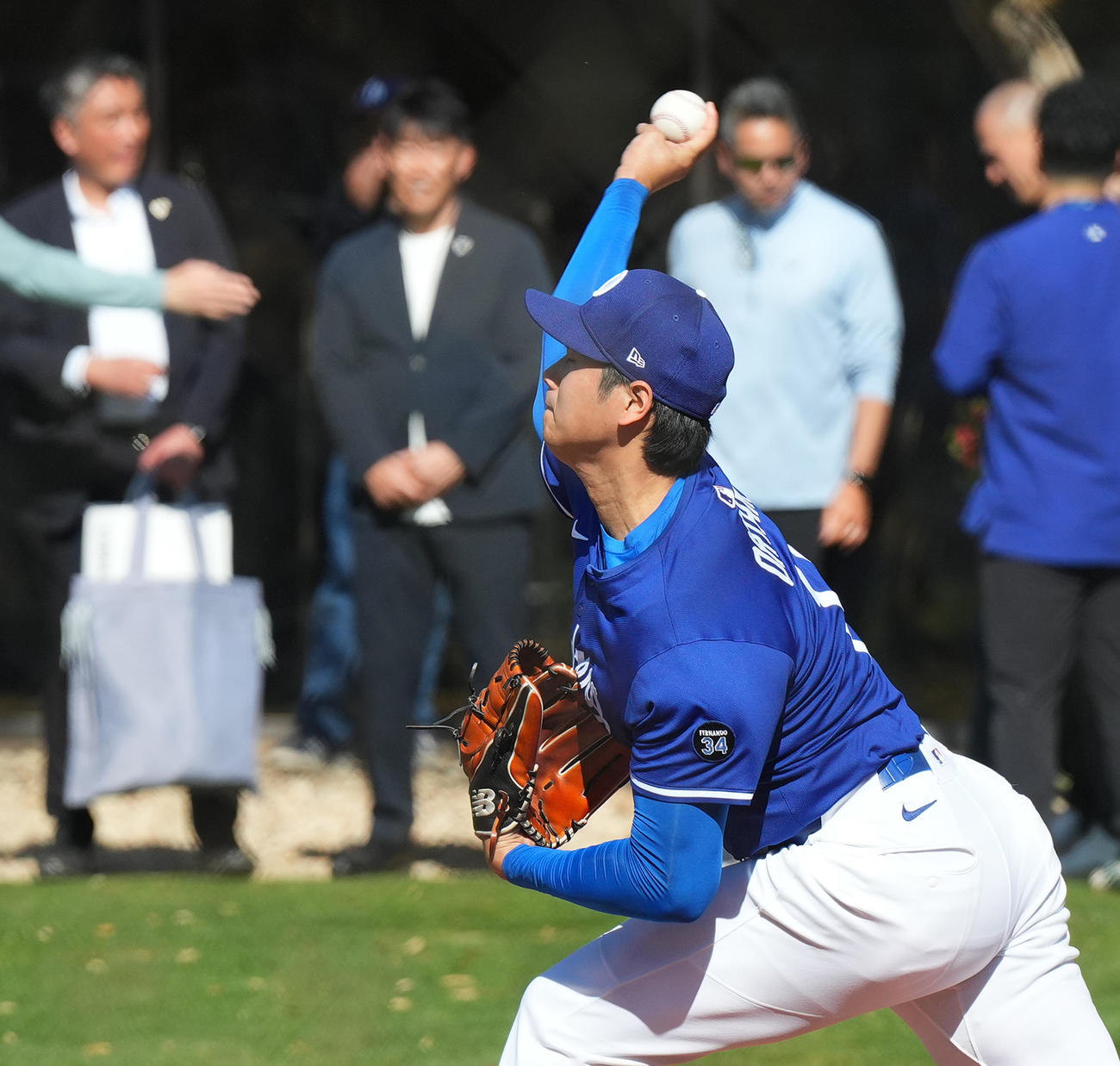 侍ジャパン井端監督（左から2人目）の視線を受けながら投球練習をするドジャース大谷（撮影・菅敏）