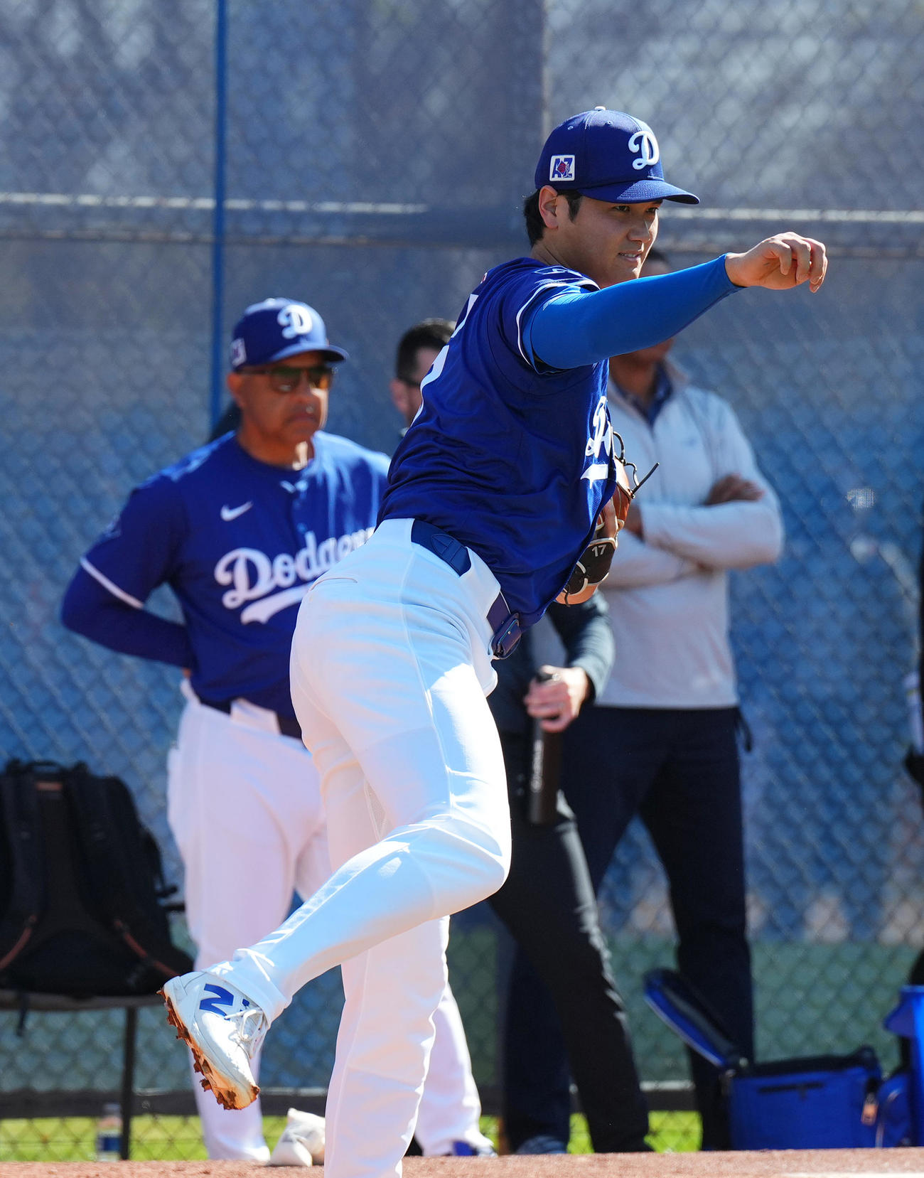 ロバーツ監督（後方）の視線を受けながら投球練習をするドジャース大谷（撮影・菅敏）