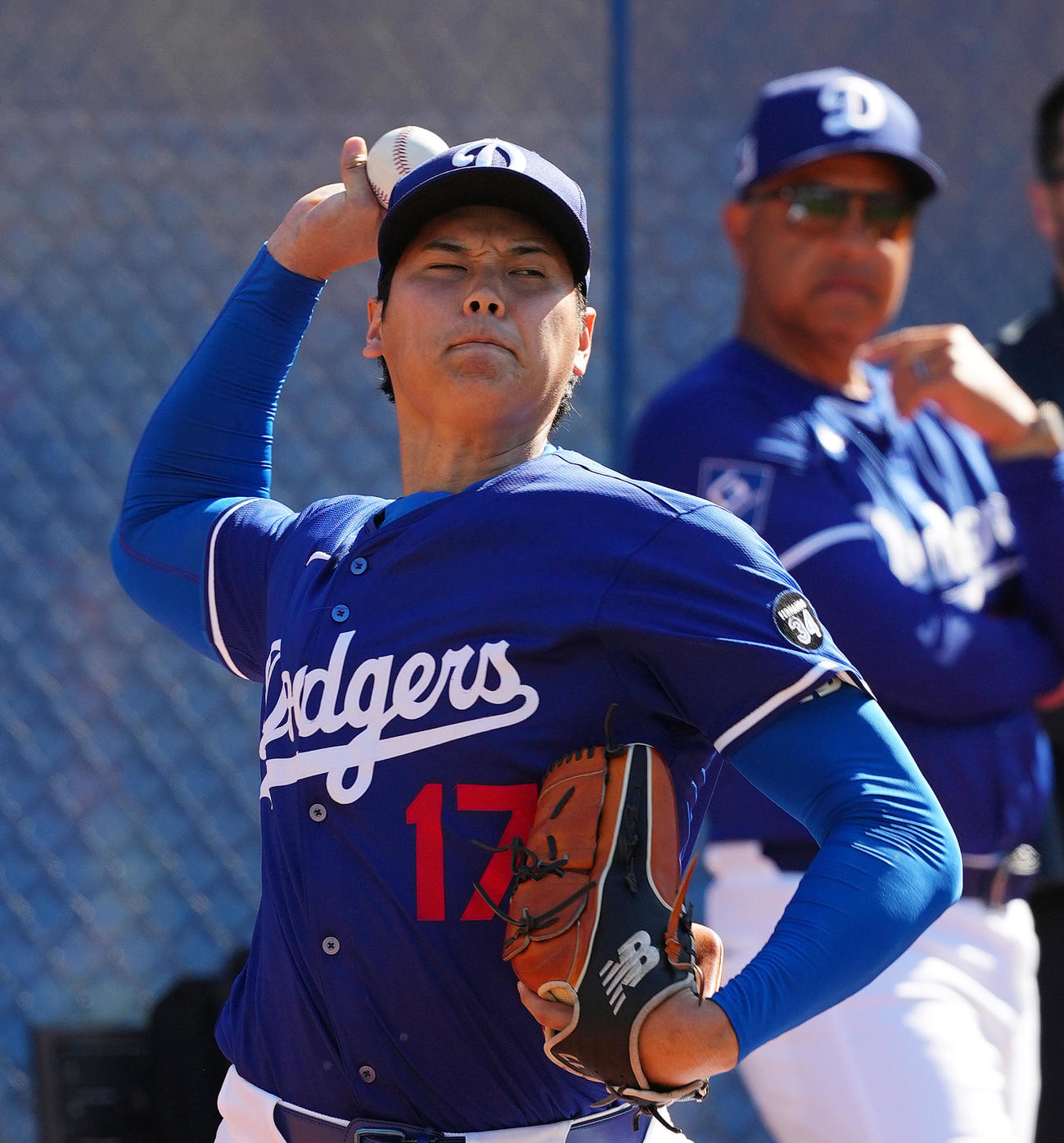 ロバーツ監督（後方）の視線を受けながら投球練習をするドジャース大谷（撮影・菅敏）