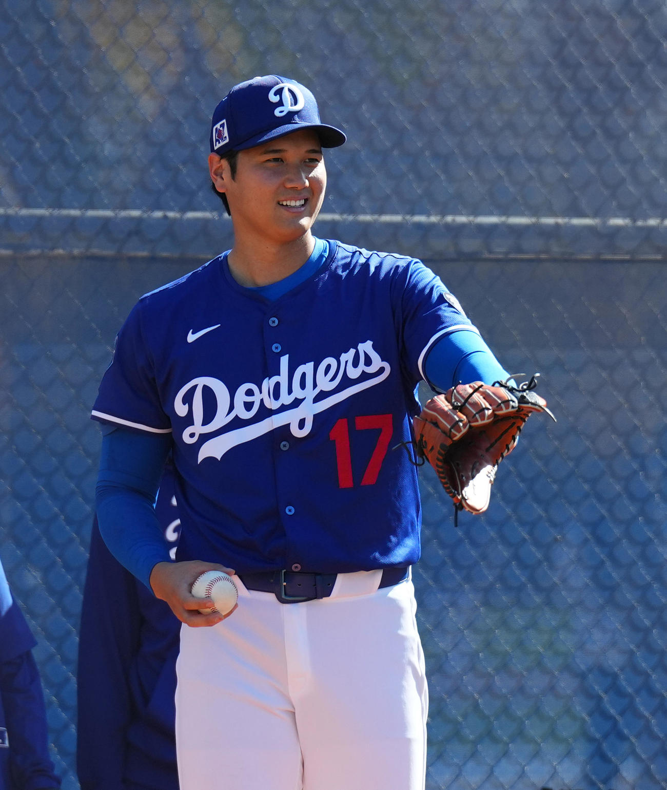 ブルペンで投球練習をするドジャース大谷は、笑顔をを見せる（撮影・菅敏）